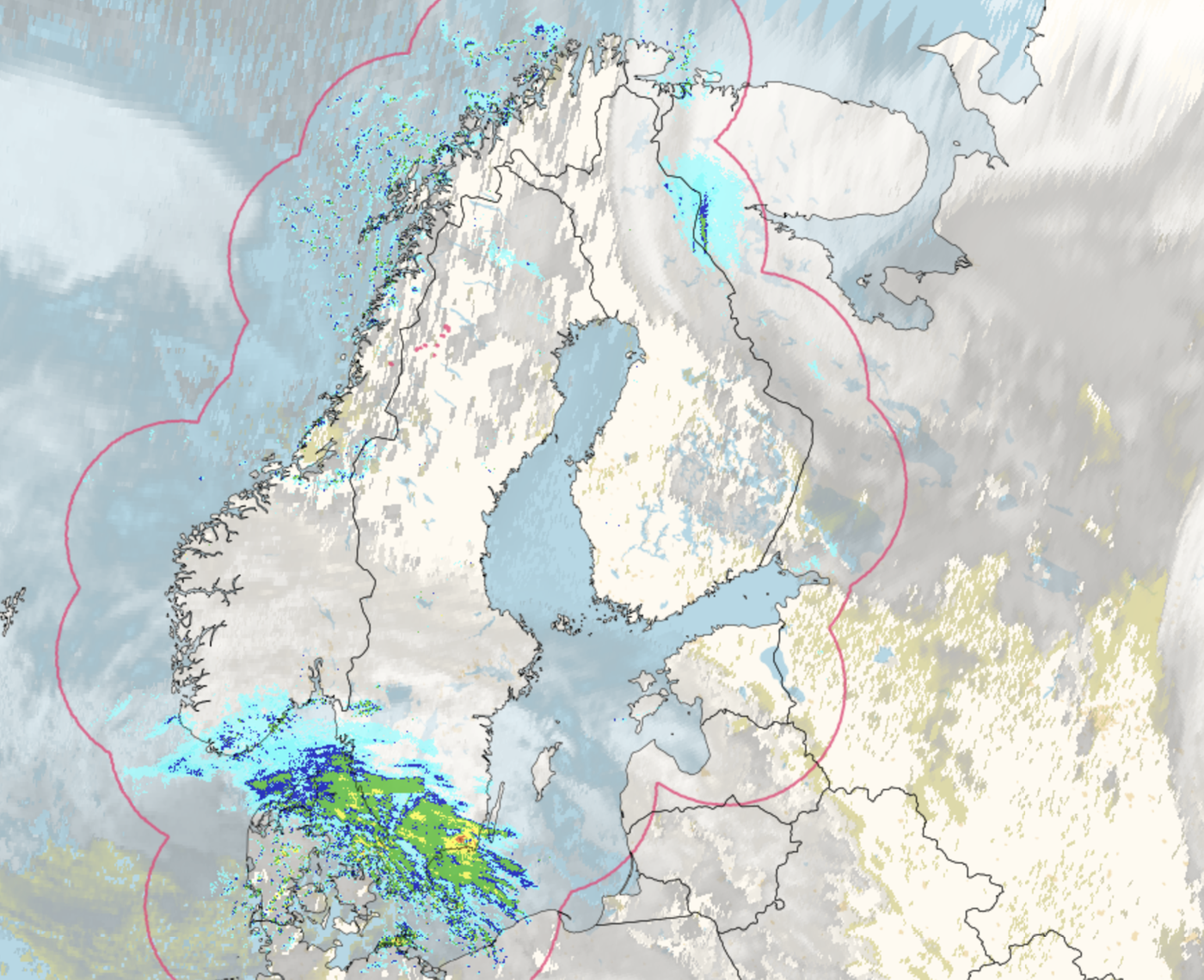 Satelliitti- ja sadetutkakuva tiistaiaamulta klo 5: Etelä-Ruotsissa näkyvät jo sateet, jotka liittyvät kohti Baltiaa liikkuvaan matalapaineeseen.